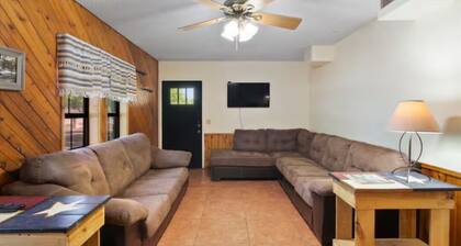 Villa 1: Pool & Short Walk to the Frio River