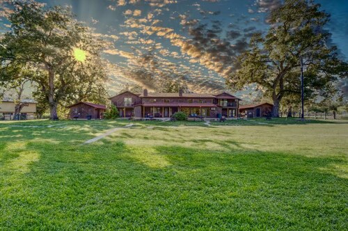 Villa 3: Pool & Short Walk to the Frio River