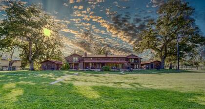 Villa 3: Pool & Short Walk to the Frio River
