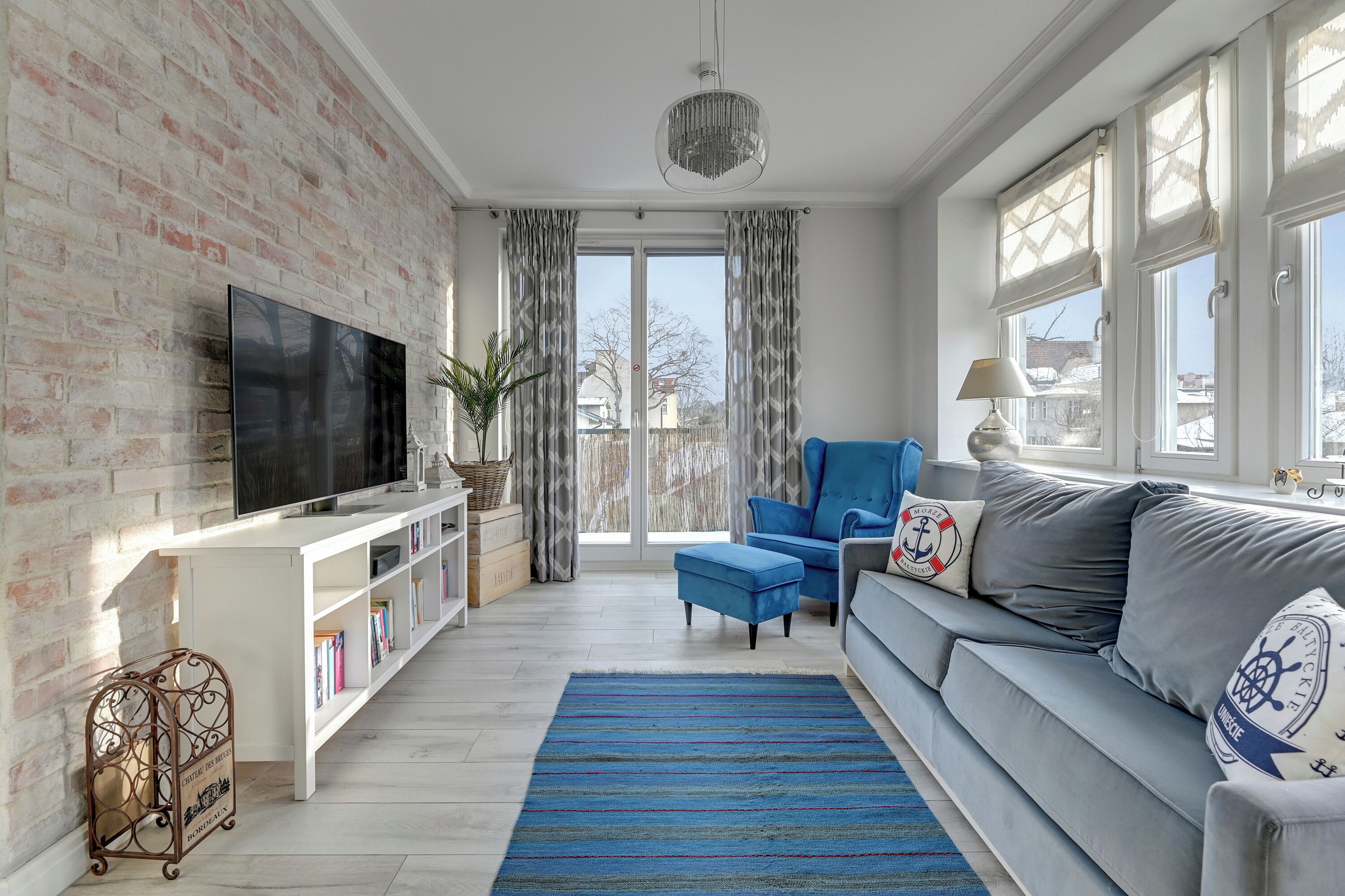 Familieleilighet, balkong, byutsikt | Oppholdsområde | En 40-tommers smart-TV med kabel-kanaler