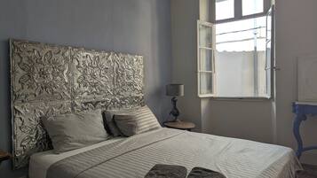 3 bedrooms, desk, iron/ironing board, travel crib