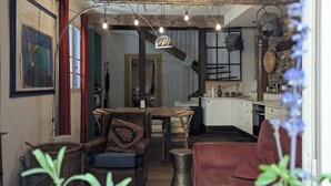 Un interior rústico con comedor, cocina y zona de estar.