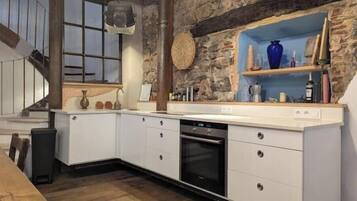 Coffee/tea maker, fridge, oven, stovetop