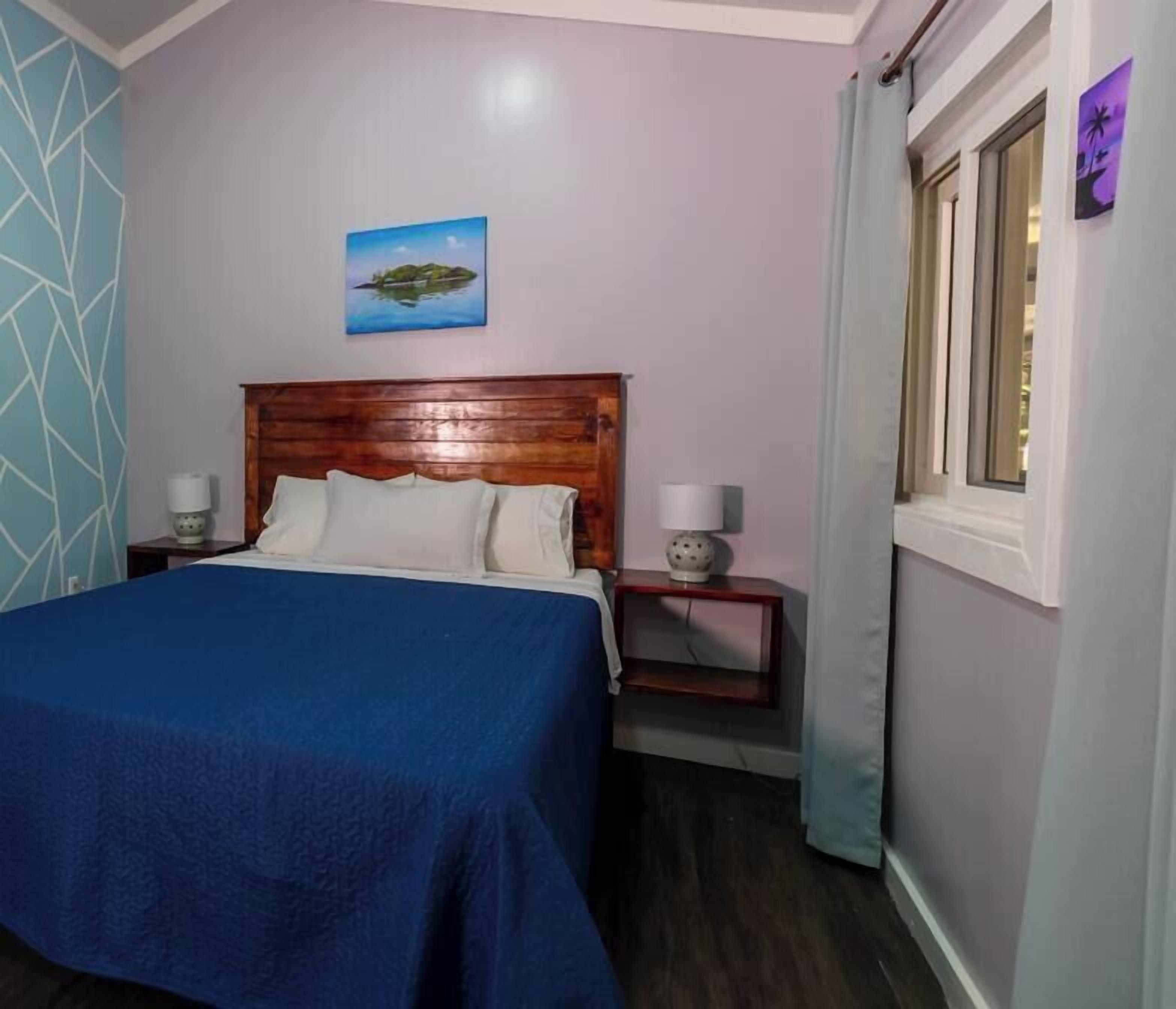 Tabla de planchar con plancha, wifi gratis, ropa de cama