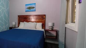 Tabla de planchar con plancha, wifi gratis, ropa de cama