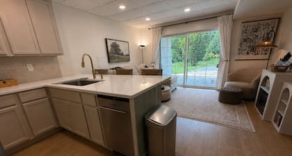 Private, Peaceful 2 BR/ 1 BA Guest Suite- Near The Smokies, The SHED, & Airport