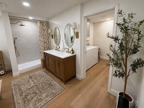 Douche, sèche-cheveux, serviettes fournies, savon