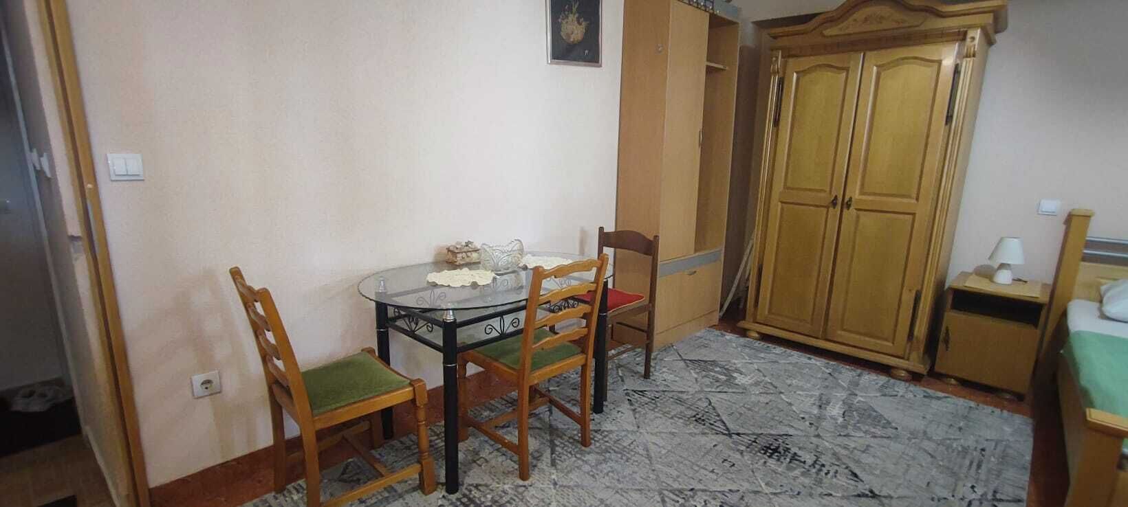 Studio Basic, pemandangan gunung | Meja kerja, ruang kerja ramah laptop, dan setrika/meja setrika