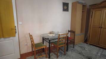 Basic Studio, Mountain View | Dining