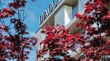 Un bâtiment sur lequel on peut lire l’inscription « DIACO ».