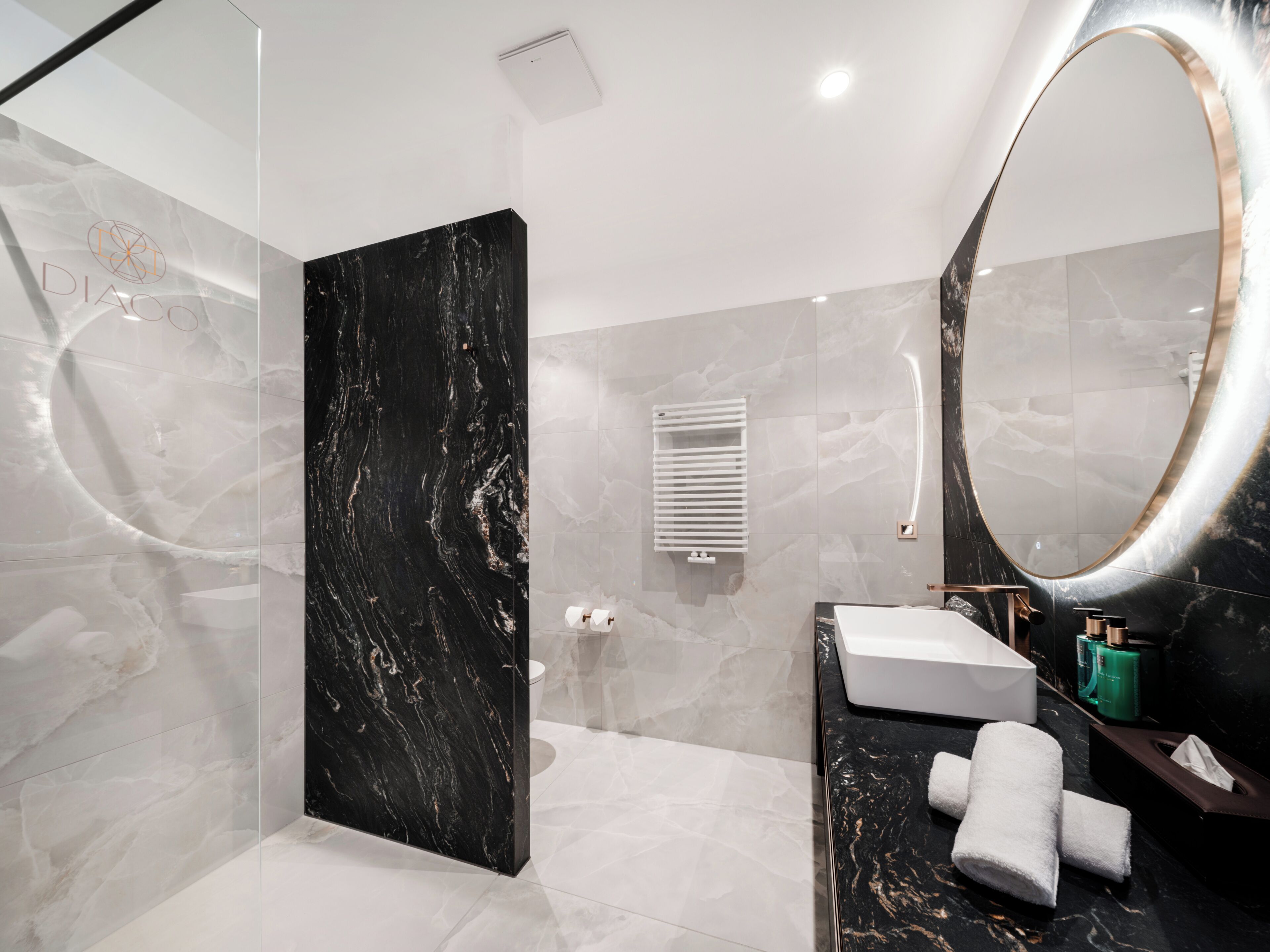 Superior Twin Room - City View | Bathroom | Shower, hair dryer, bathrobes, slippers