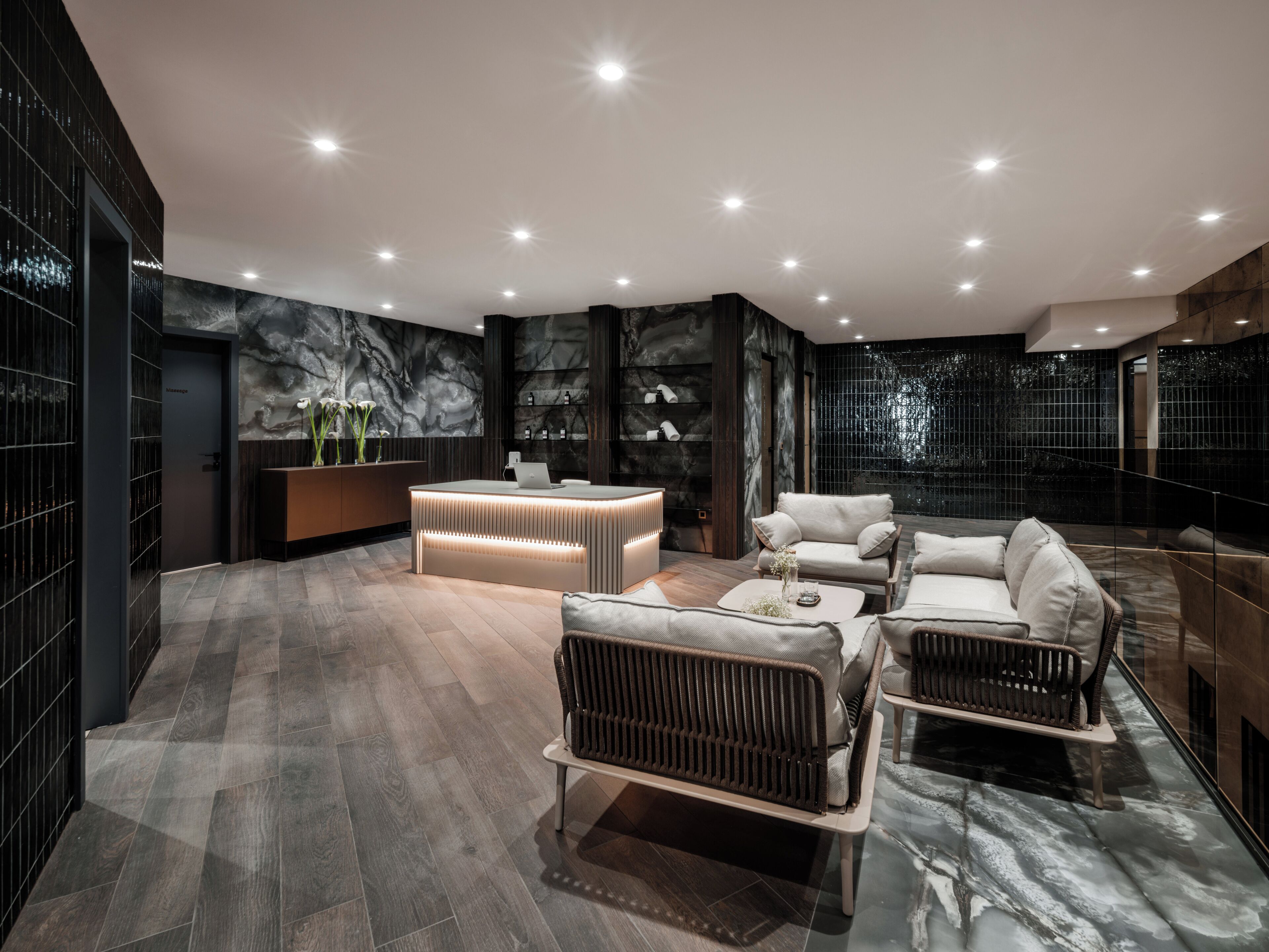 Sauna seca, banheira de hidromassagem, sauna a vapor, massagens