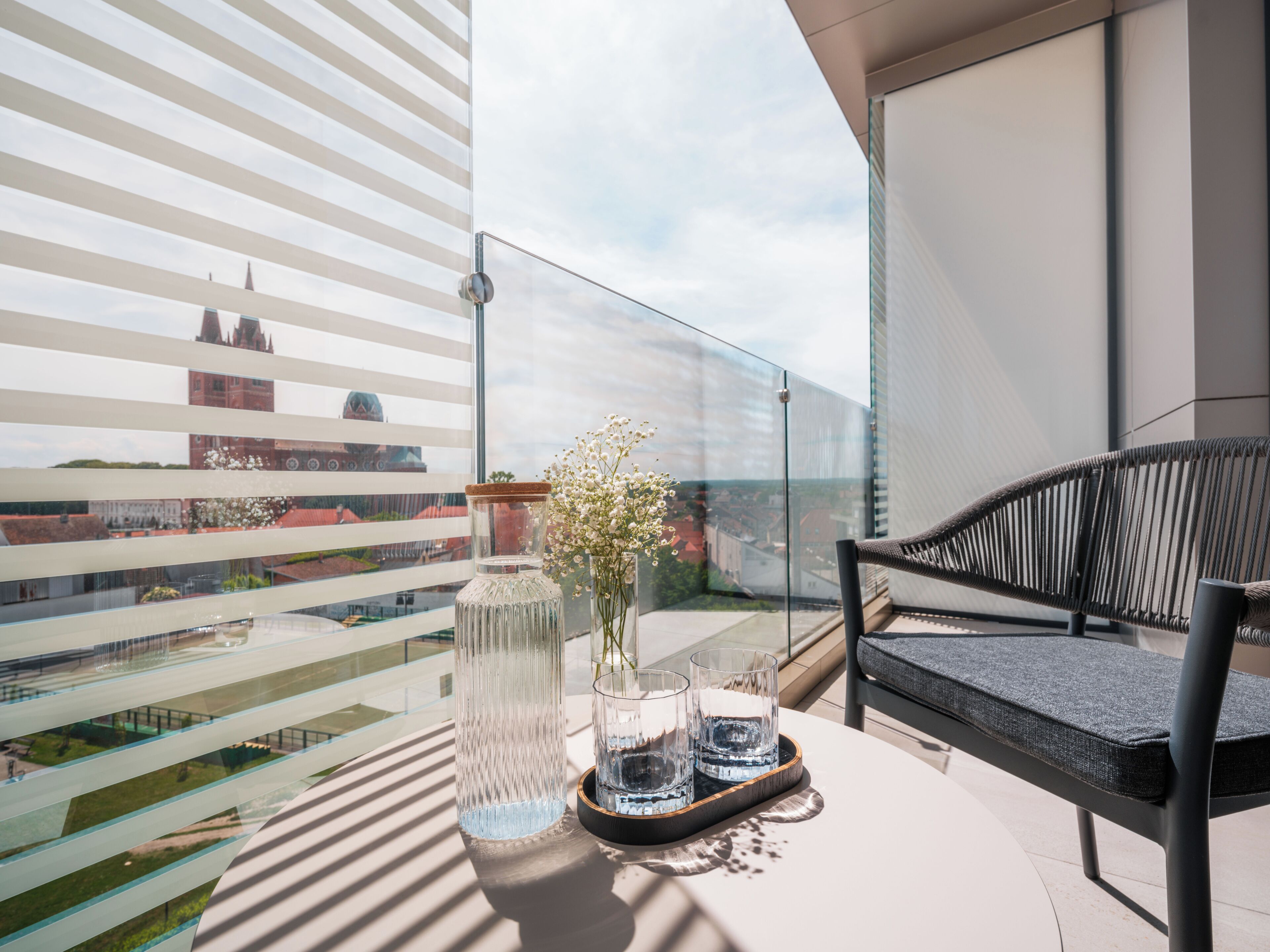 Minibar, coffres-forts dans les chambres, bureau