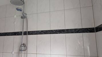 Douche, serviettes fournies