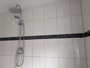 Douche, serviettes fournies