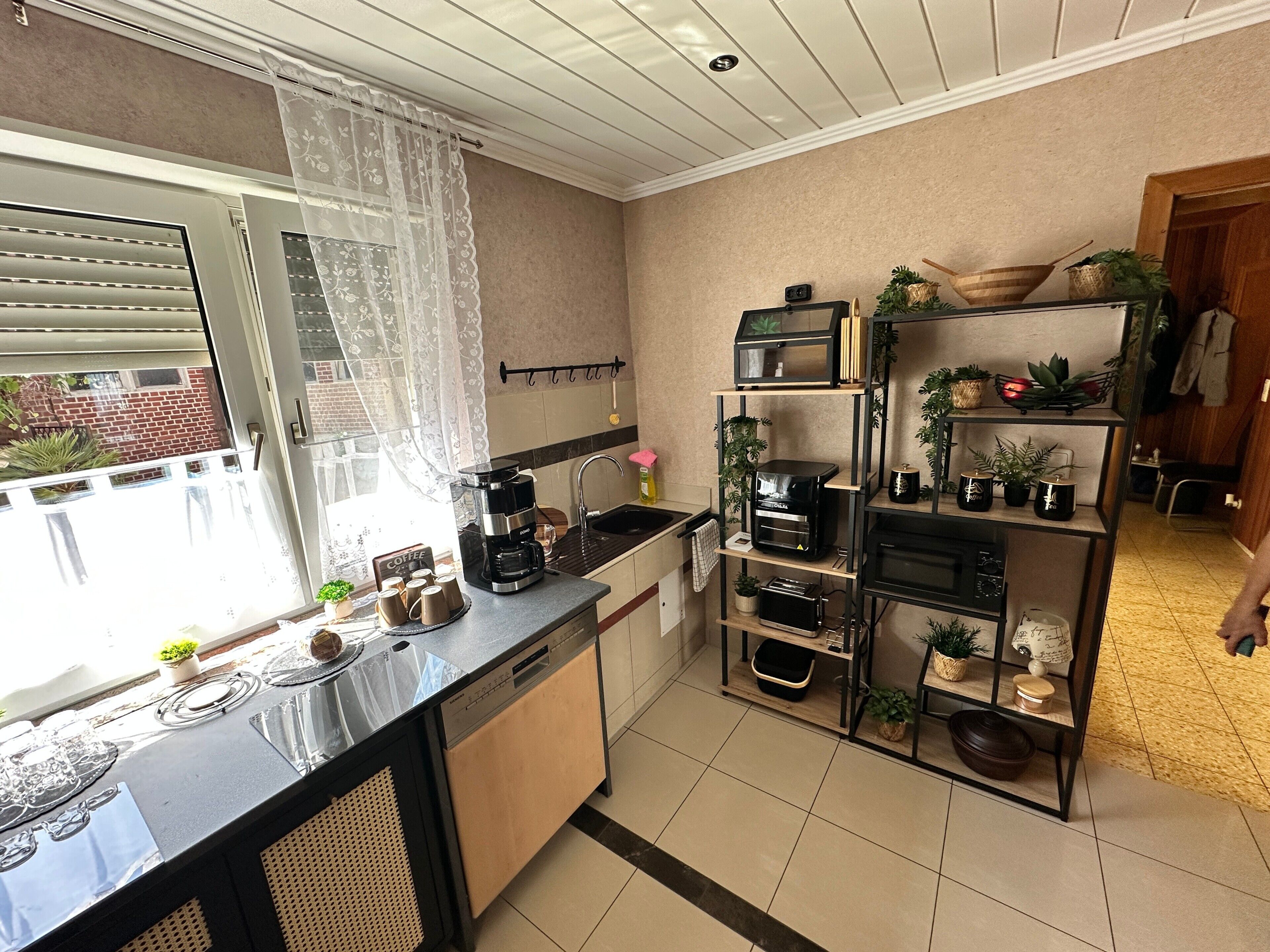 Coffee/tea maker, fridge, oven, stovetop