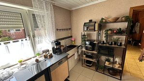 Uma cozinha moderna com espaço para café, forno embutido e área de refeições com vista para o exterior.