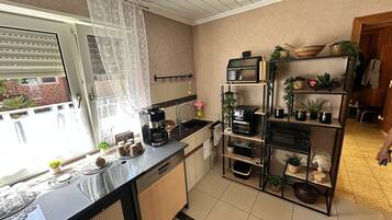 Coffee/tea maker, fridge, oven, stovetop