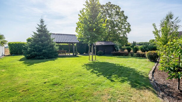 A well-maintained garden with a pergola, a large tree, and a brick building. - Apartment "Landleben 2" with Shared Terrace, Private Garden, and Wi-Fi (Erkelenz)