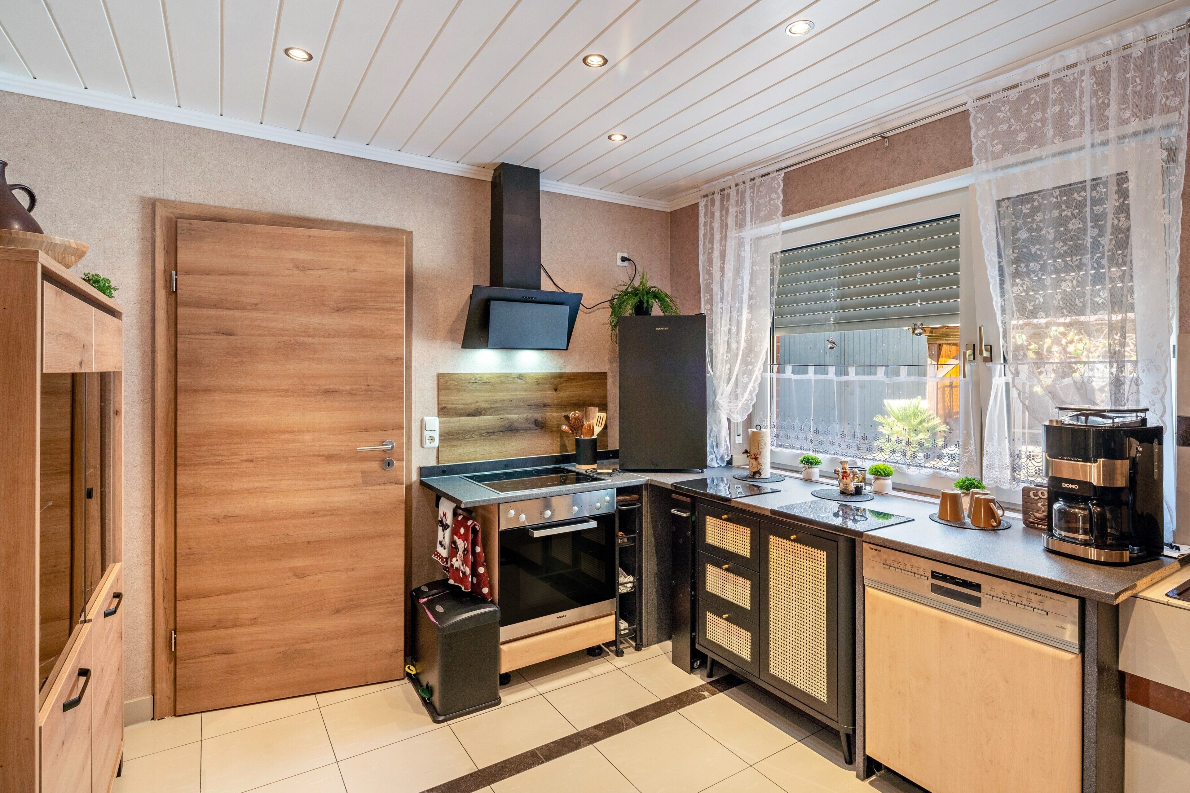 Coffee/tea maker, fridge, oven, stovetop