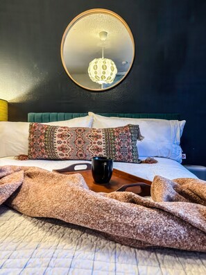 Desk, iron/ironing board, WiFi, bed sheets