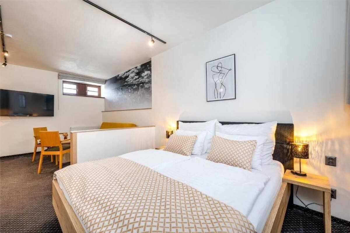 Habitación Deluxe doble | Caja fuerte, cortinas opacas, sistema de insonorización y wifi gratis