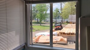 Une pièce avec une fenêtre donnant sur un chantier de construction.