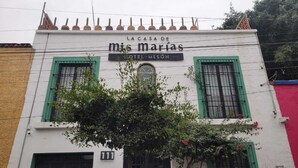 A building with a sign reading 'LA CASA DE mis marias HOTEL-MESÓN'. - Hotel La Casa de Mis Marias (Tlaquepaque)
