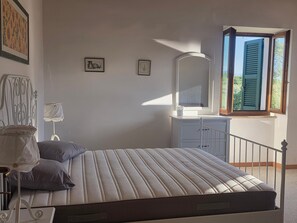4 bedrooms, WiFi, bed sheets - Casa Vincenza: Country House with Mountain View and Private Garden (Civitella del Tronto)