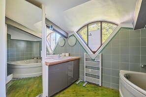 Shower, hair dryer, towels, soap - Vrbo Property (Aix-en-Provence)