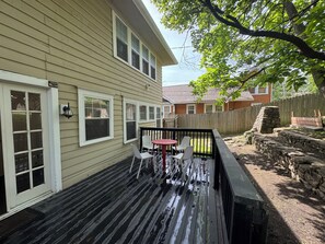 Outdoor dining - Charming 3-Bedroom House in KC - 15 Mins from World Cup Stadium (Kansas City)