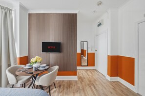Dining - Stylish Bright Studio Near Barons Court Tube (LONDON)