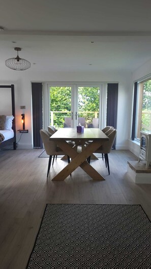 Dining - Adorable 1-bedroom cabin in charming Enniskillen awaits you. With private hottub (Enniskillen)