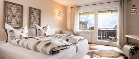 Double Room, Balcony, Lake View | Soundproofing, free WiFi, bed sheets