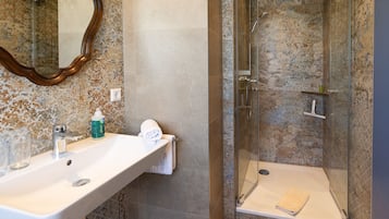 Chambre Double | Salle de bain | Douche, articles de toilette écologiques, sÚche-cheveux