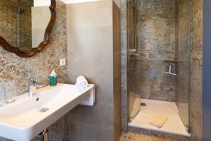 Double Room | Bathroom | Shower, hair dryer, towels, soap - B&B Fischerstüble - adults only (Hagnau)