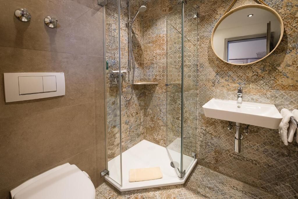 Chambre Double, balcon, vue lac | Salle de bain