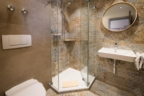 Chambre Double, balcon, vue lac | Salle de bain | Douche, sĂšche-cheveux, serviettes fournies, savon