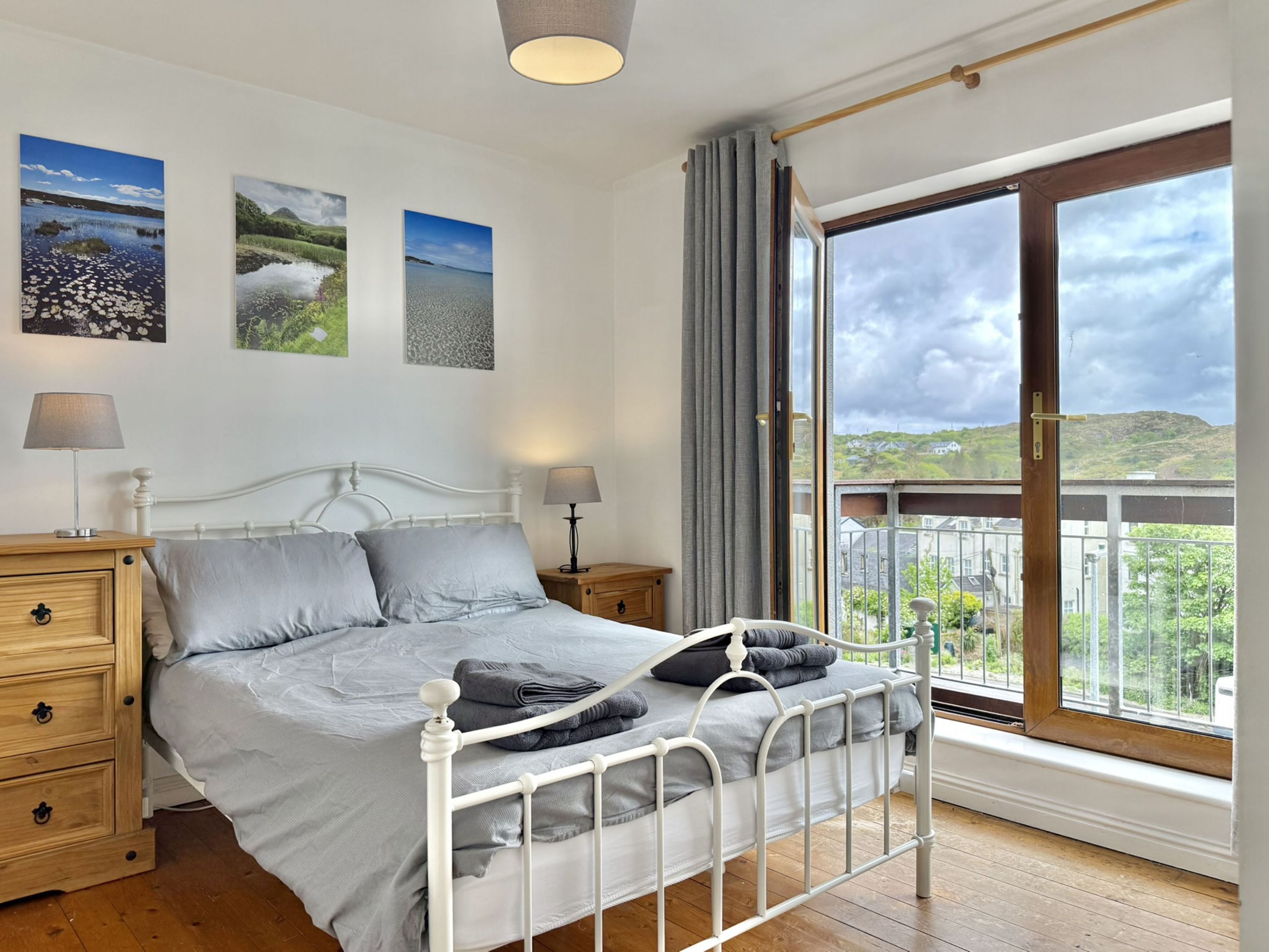 Iron/ironing board, WiFi, bed sheets