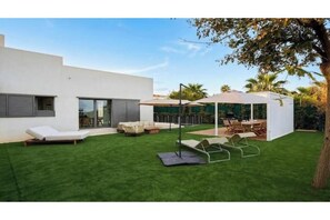 Outdoor dining - Can Amaní, luxury villa (Girona)
