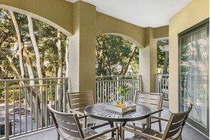 Outdoor dining - Oceanside Courtyard View Villa at Marriott's Barony Beach Club (Hilton Head Island)