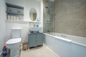 Shower, hair dryer, shampoo - Bright & Modern 1BDR Flat in New Malden (New Malden)