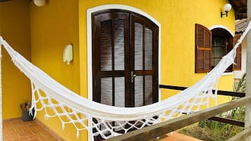 Chalé, varanda coberta, vista para o lago | Detalhe da fachada