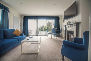 Departamento superior, balcón, vista al jardín | Área de sala de estar