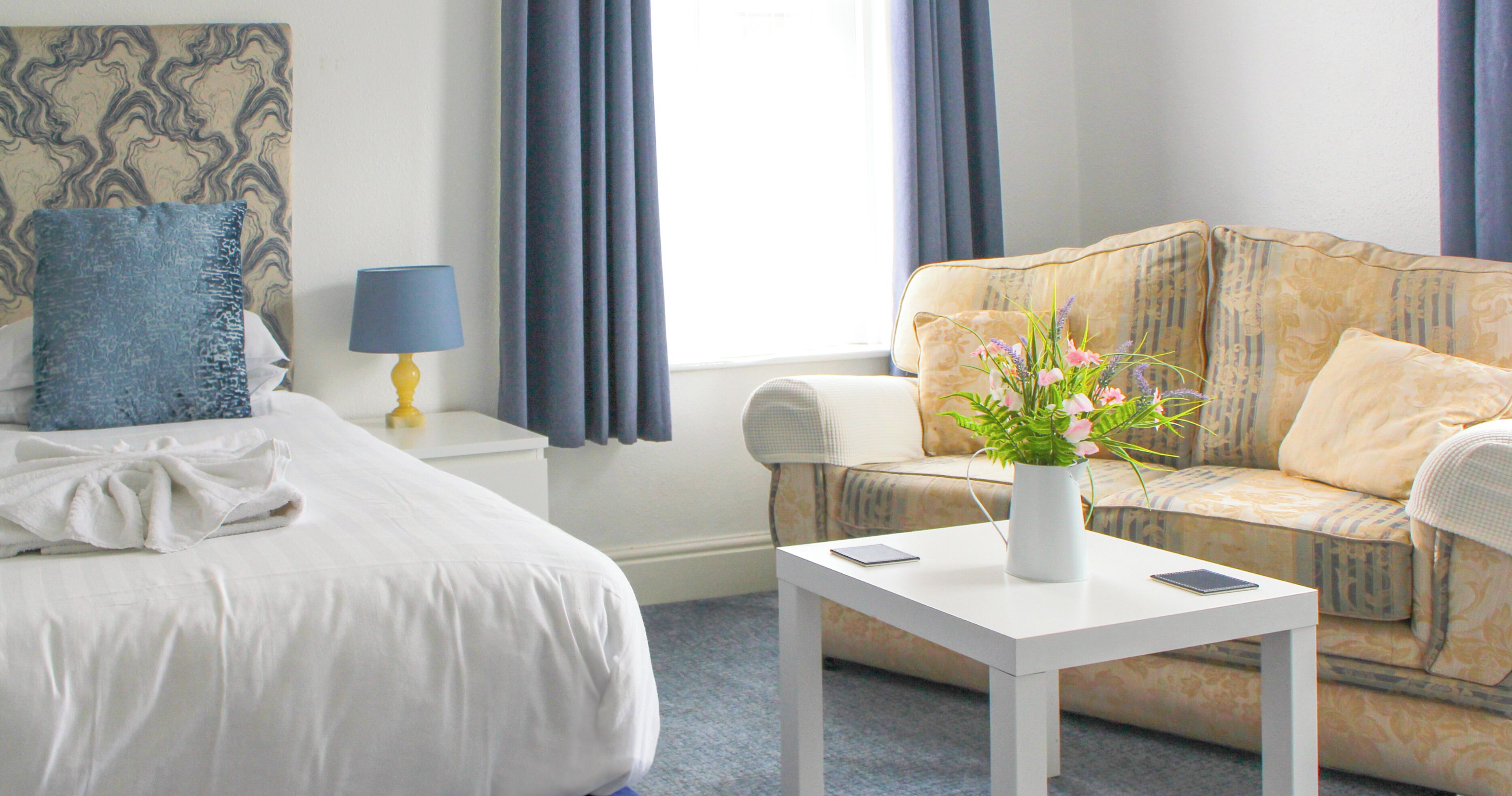 Standard Studio, 1 King Bed, Non Smoking, Refrigerator | Iron/ironing board, free WiFi