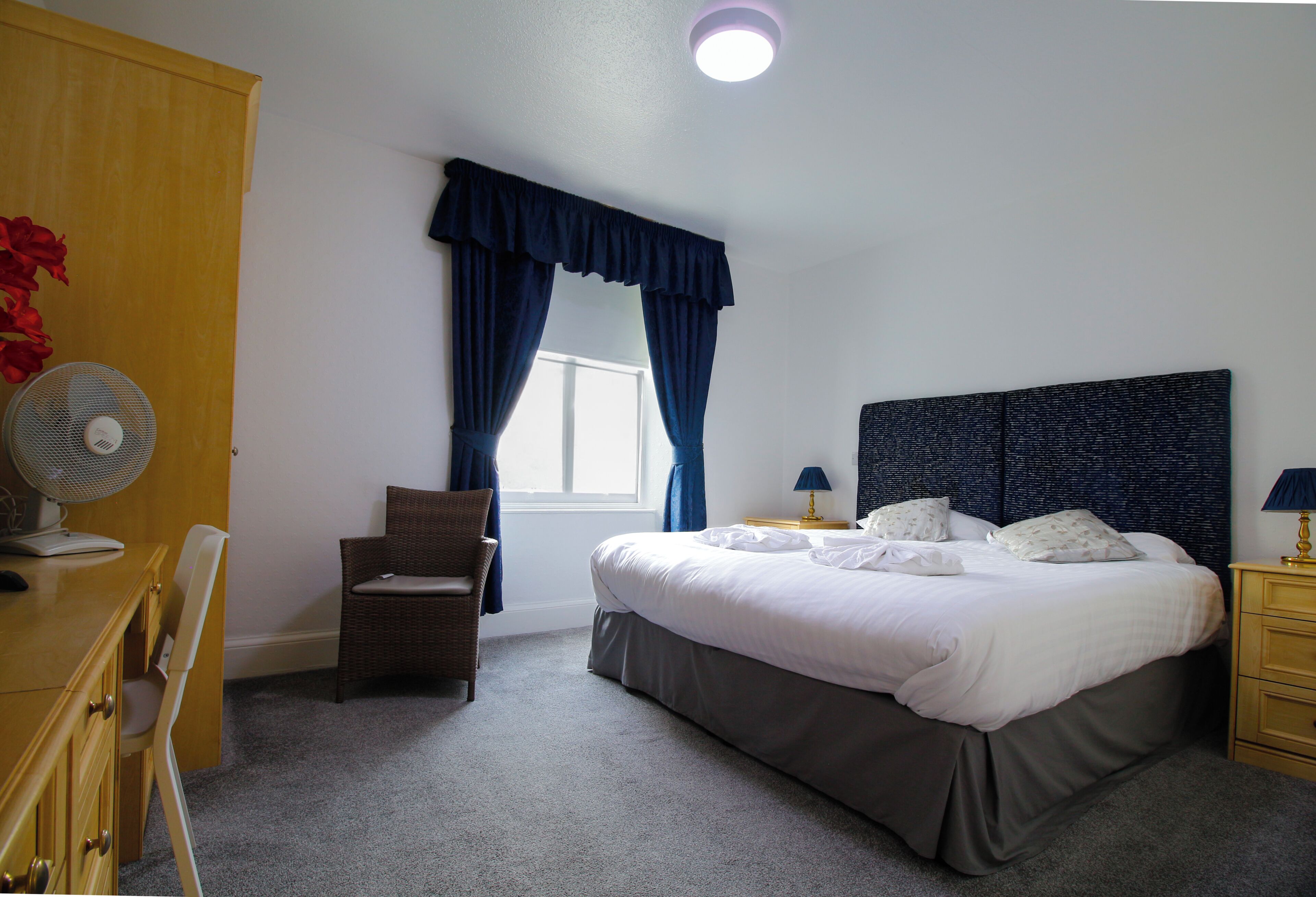 Classic Double Room, 1 King Bed, Non Smoking, Refrigerator | Iron/ironing board, free WiFi