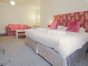 Classic Double Room, 1 King Bed, Non Smoking, Refrigerator | Iron/ironing board, free WiFi - Allerdale (Torquay)