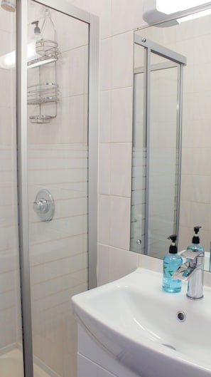 Standard Single Room, Garden View | Bathroom