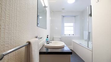 Superior Apartment, 2 Bedrooms, Non Smoking, Pets not allowed | Bathroom | Hair dryer, towels, soap, shampoo