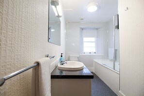 Departamento superior, 2 habitaciones, para no fumadores, no se aceptan mascotas | Baño | Secadora de cabello, toallas, jabón, shampoo 